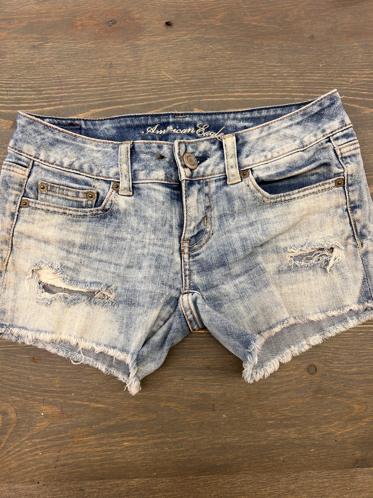 American eagle 00 light wash distressed denim shorts