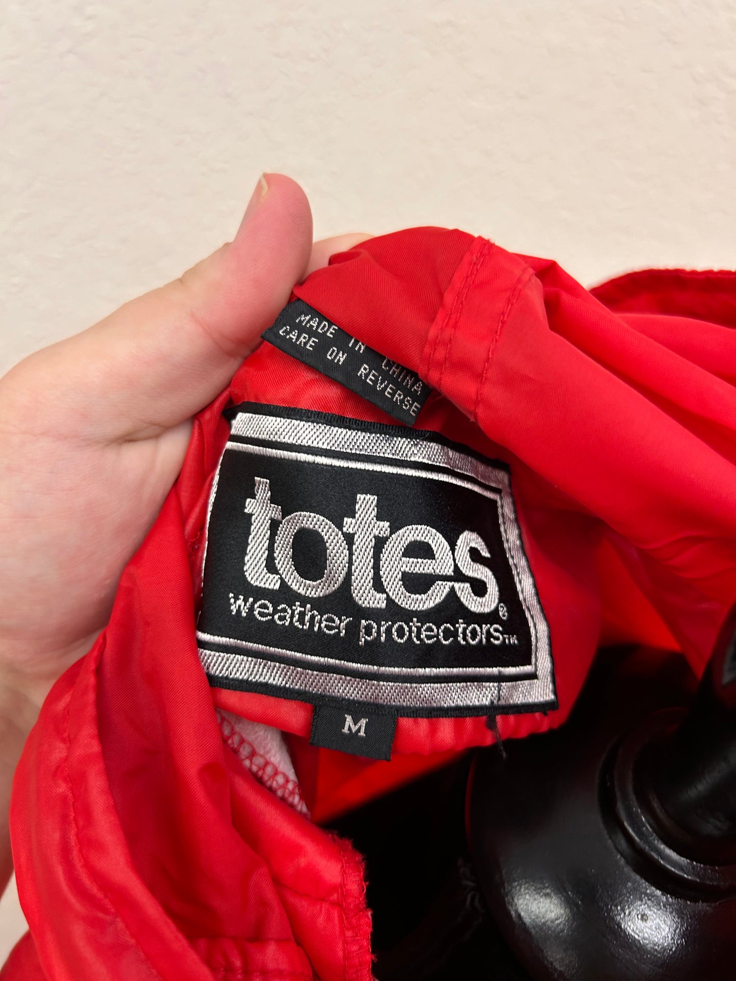 Totes medium red pullover windbreaker