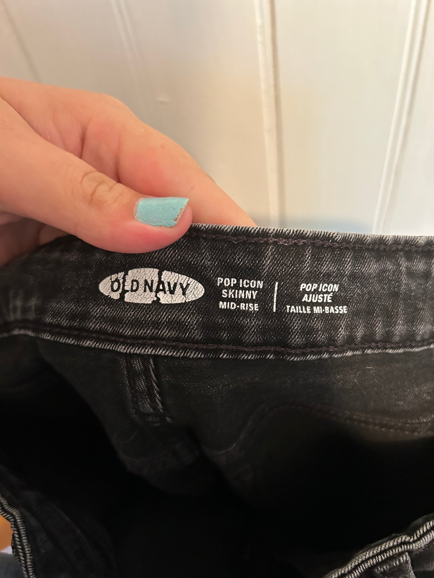 Old navy 8 black distressed skinny jeans