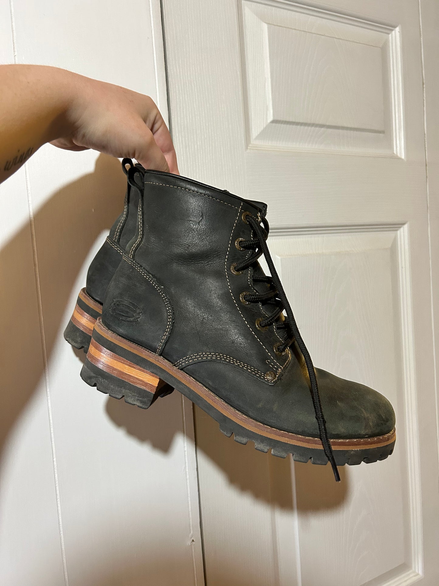 Sketchers women’s 9 black leather lace up boot
