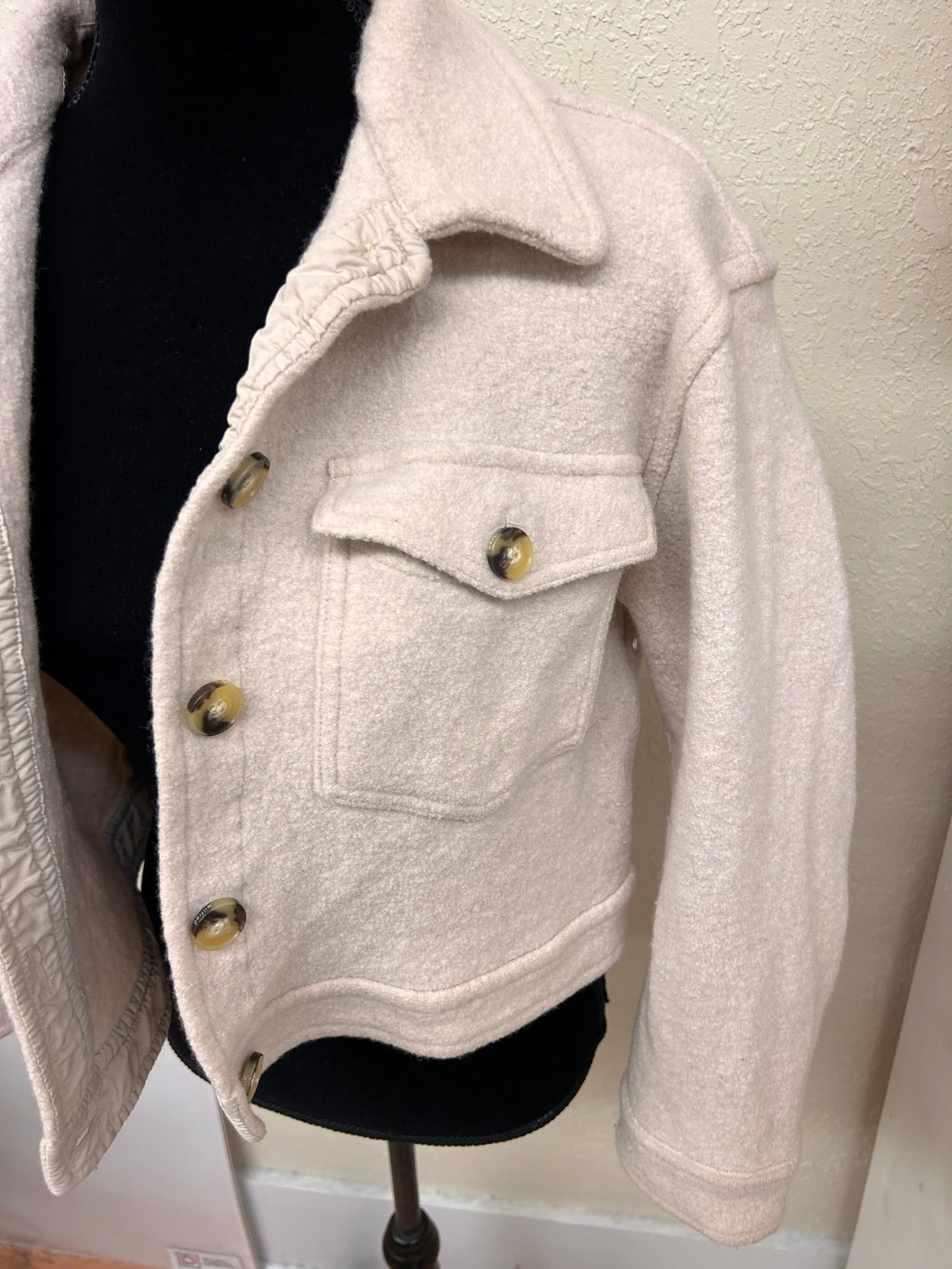 Wilfred free for Aritzia large tan cropped Shacket