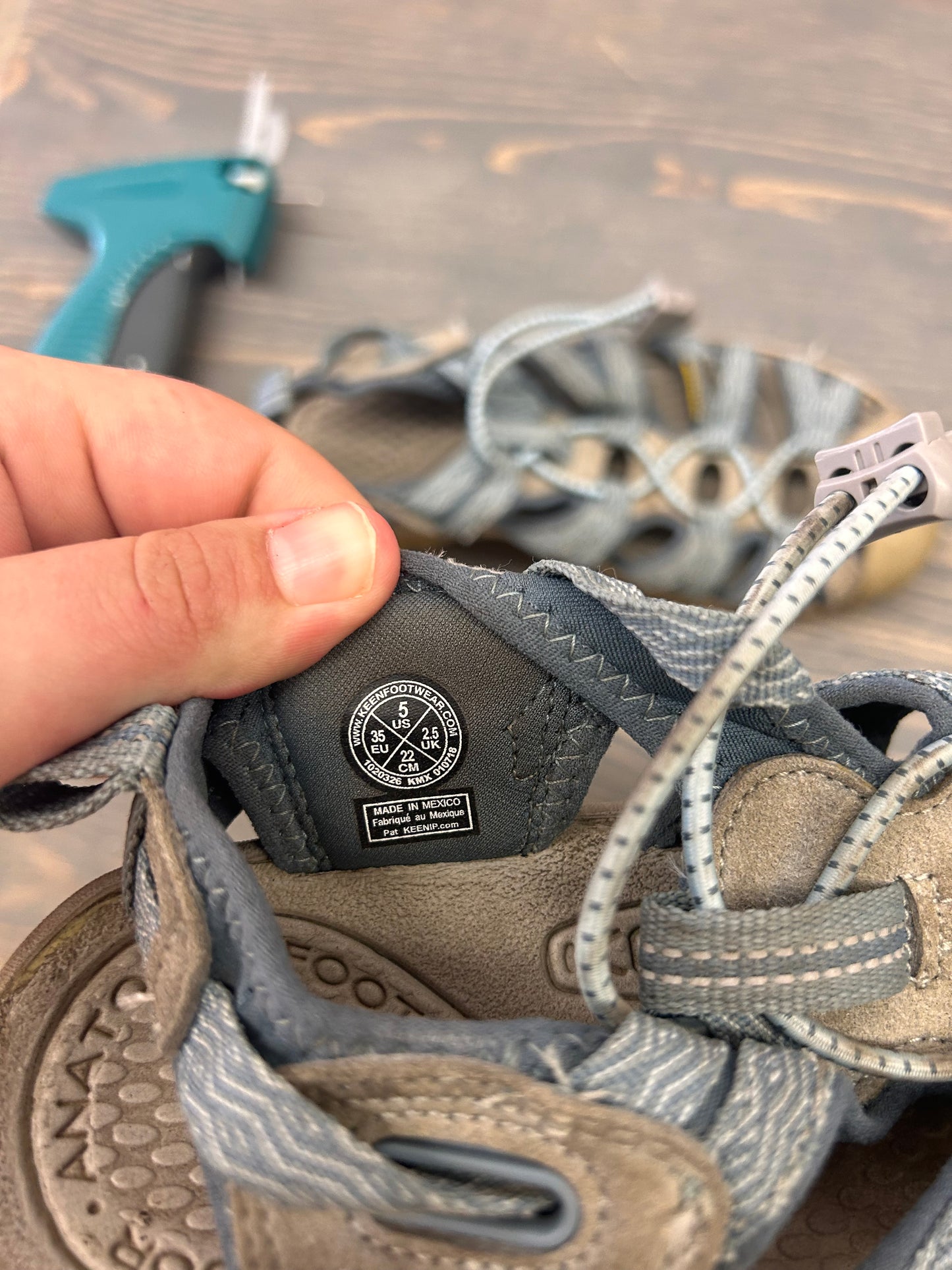 Keen women’s 5 blue sandals