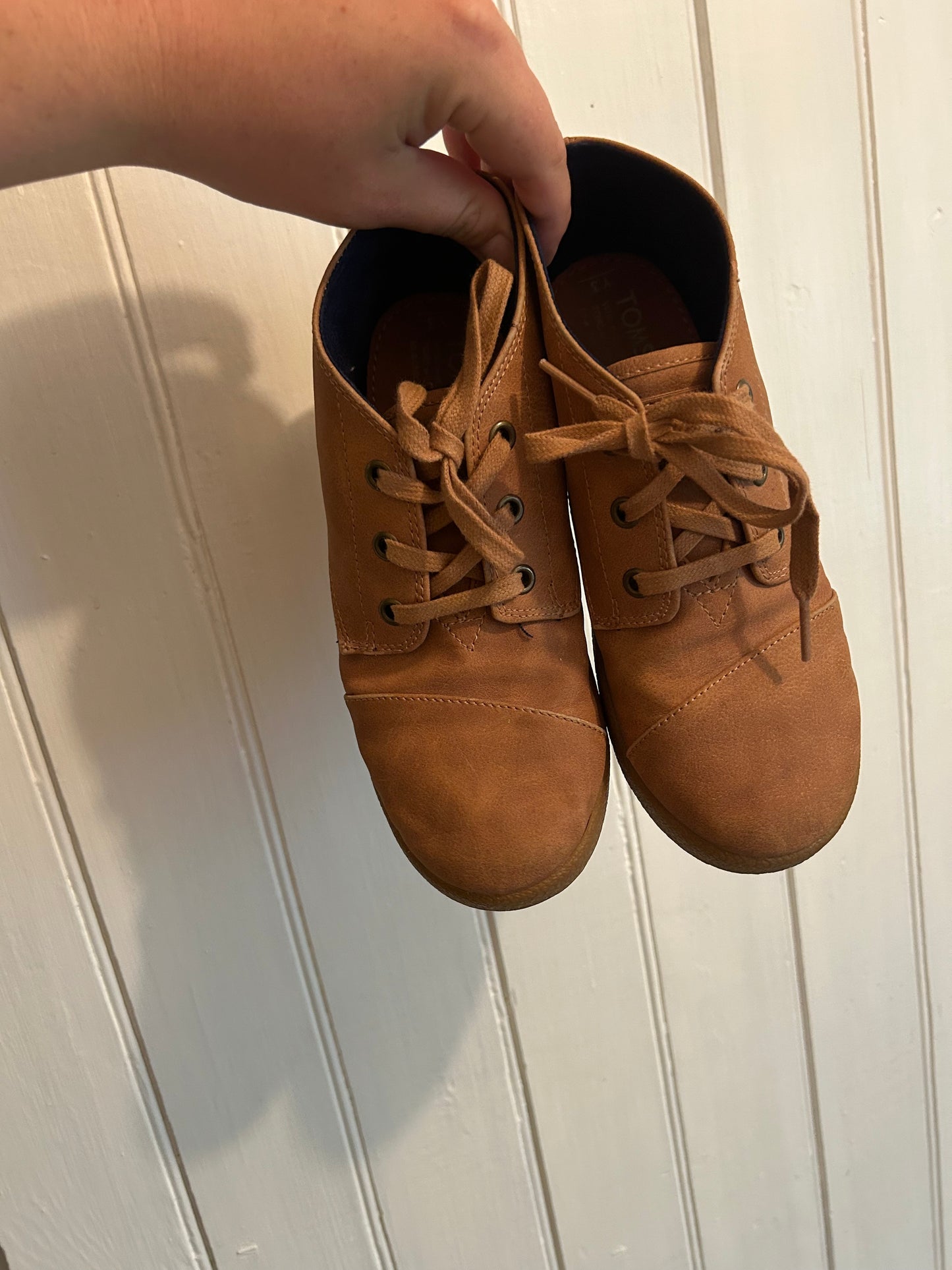 Tom’s 3Y brown lace up sneaker boots