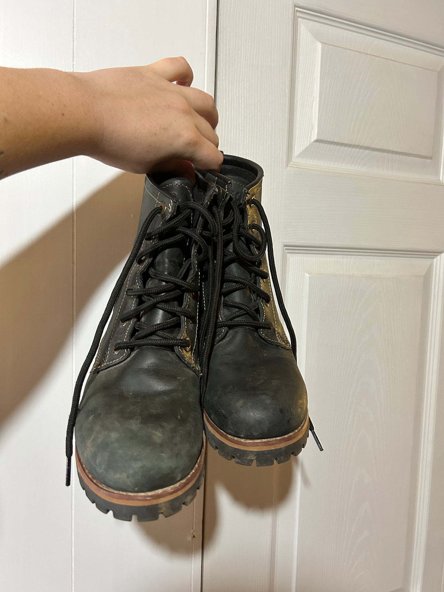 Sketchers women’s 9 black leather lace up boot