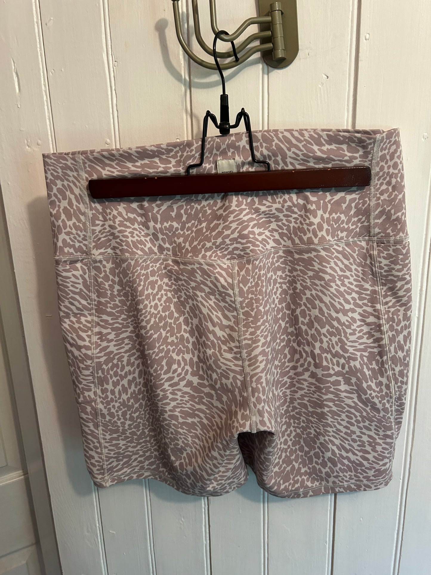 Vuori xl brown bike shorts