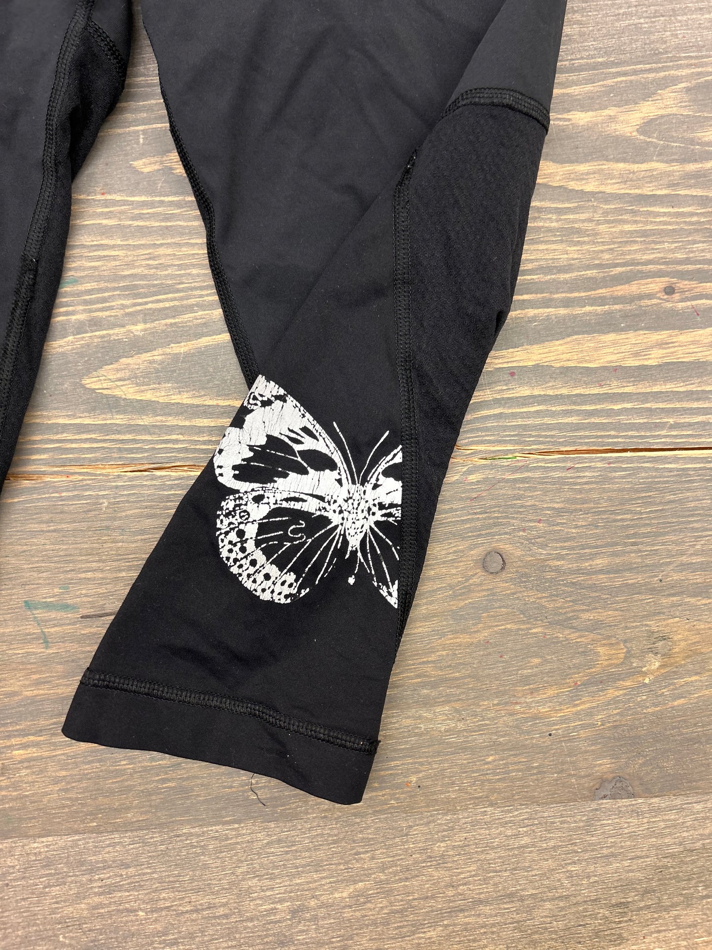 Lululemon 6 black butterfly Capri leggings