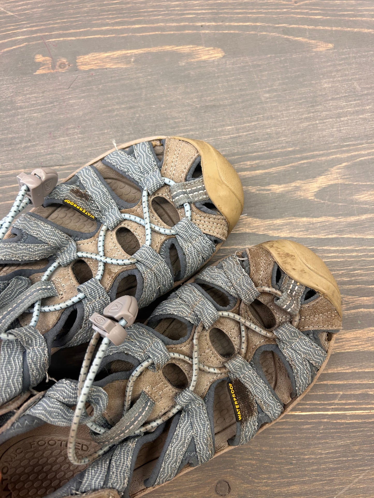 Keen women’s 5 blue sandals
