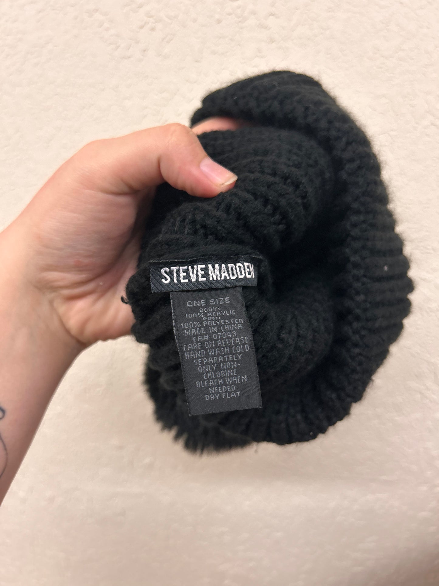 Steve Madden women’s black knit hat