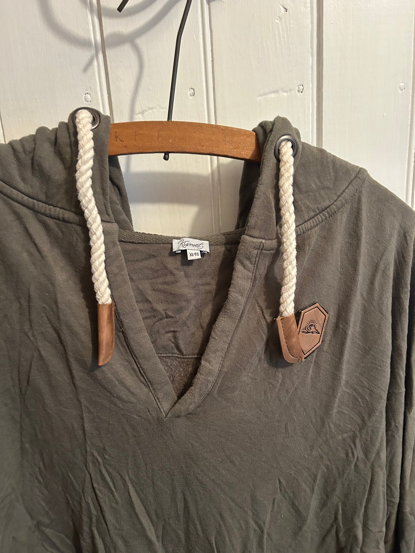 Kismet xl green vneck hoodie