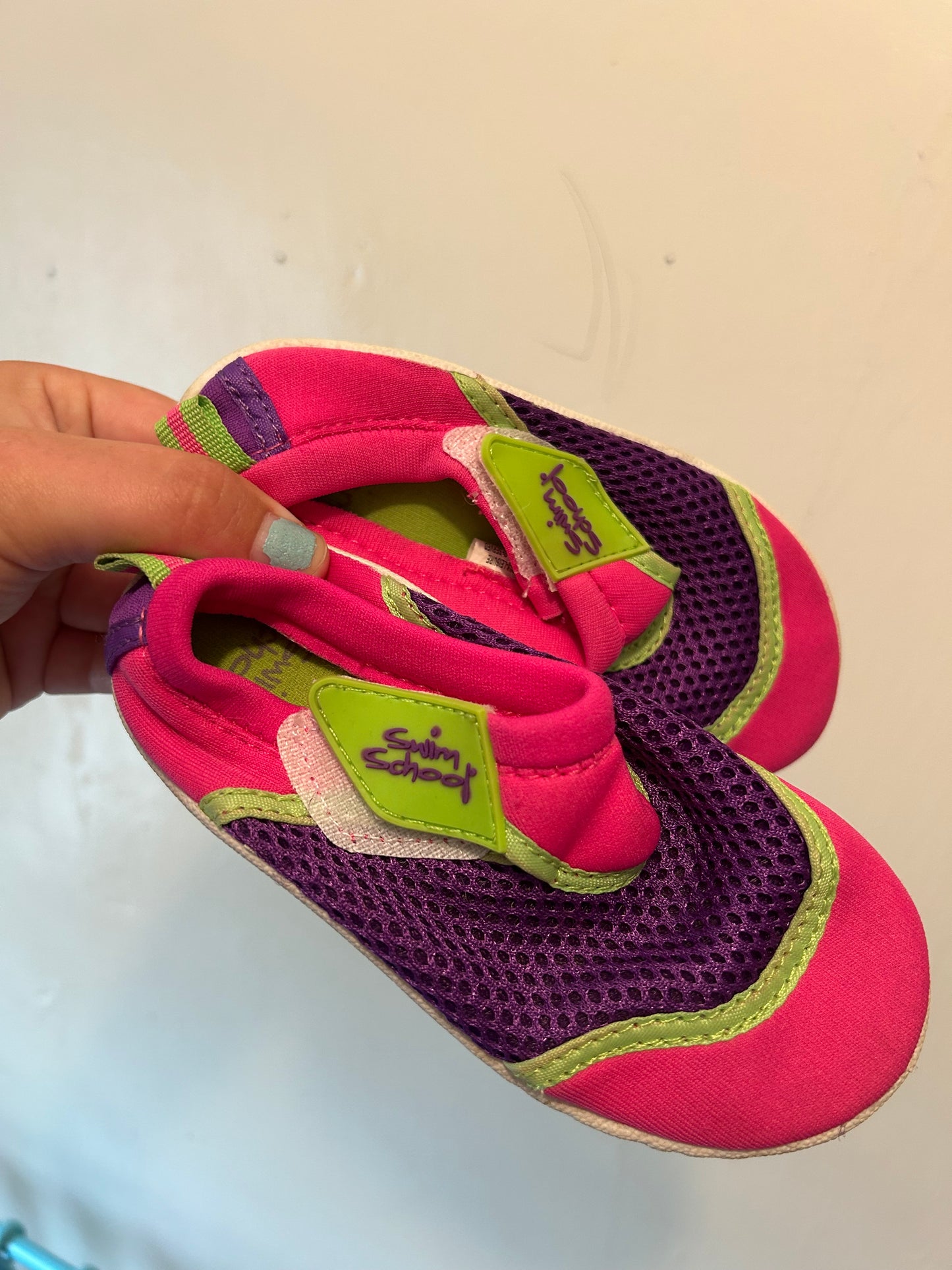 Swim school toddler 7/8 neon swim shoes