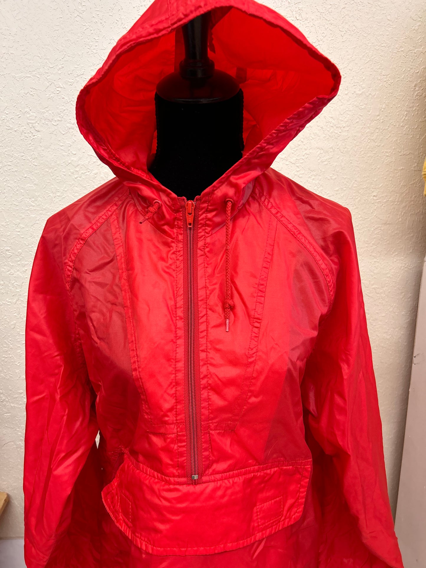 Totes medium red pullover windbreaker