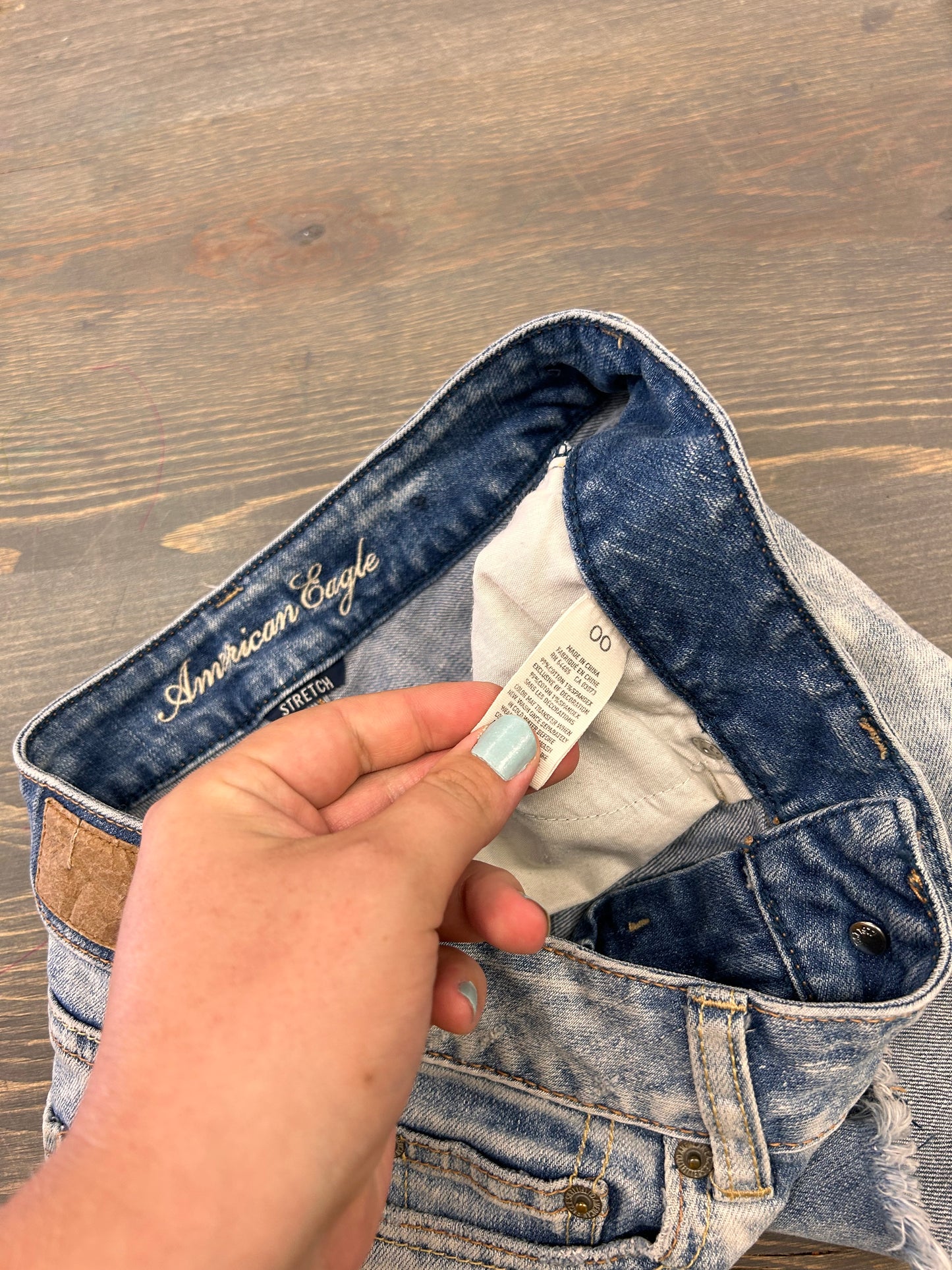 American eagle 00 light wash distressed denim shorts