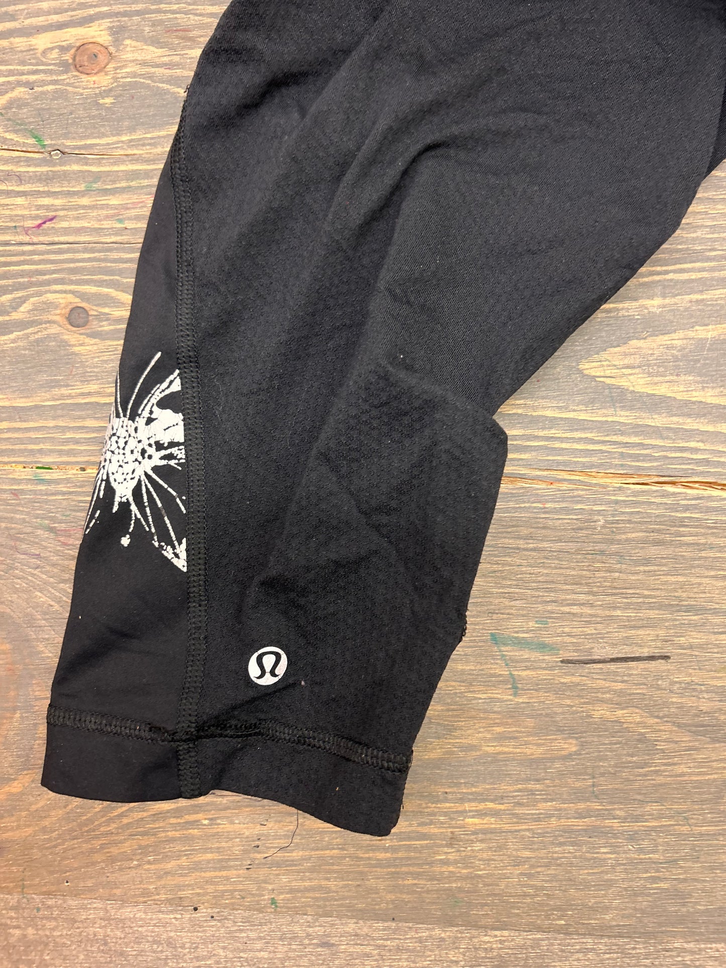 Lululemon 6 black butterfly Capri leggings