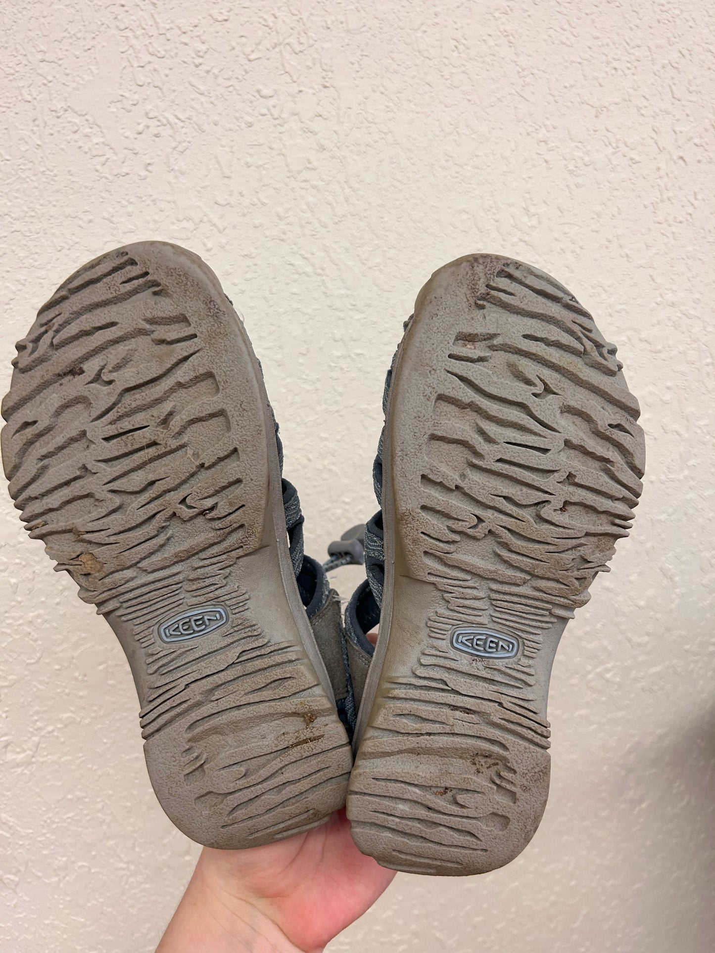 Keen women’s 5 blue sandals