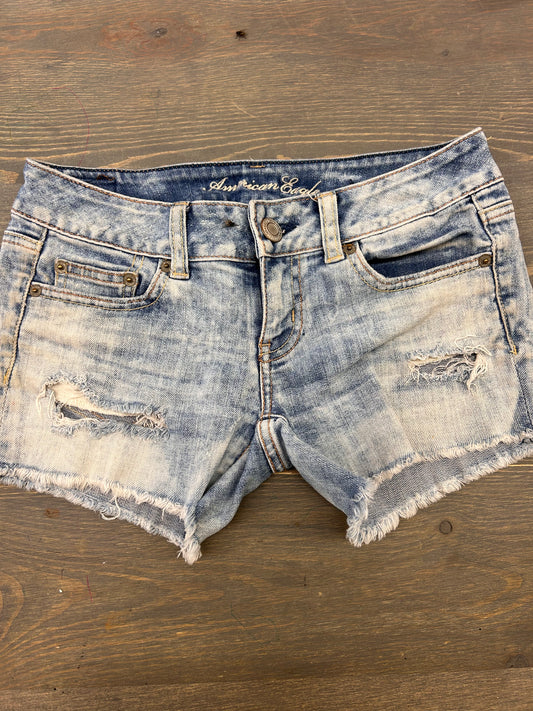 American eagle 00 light wash distressed denim shorts