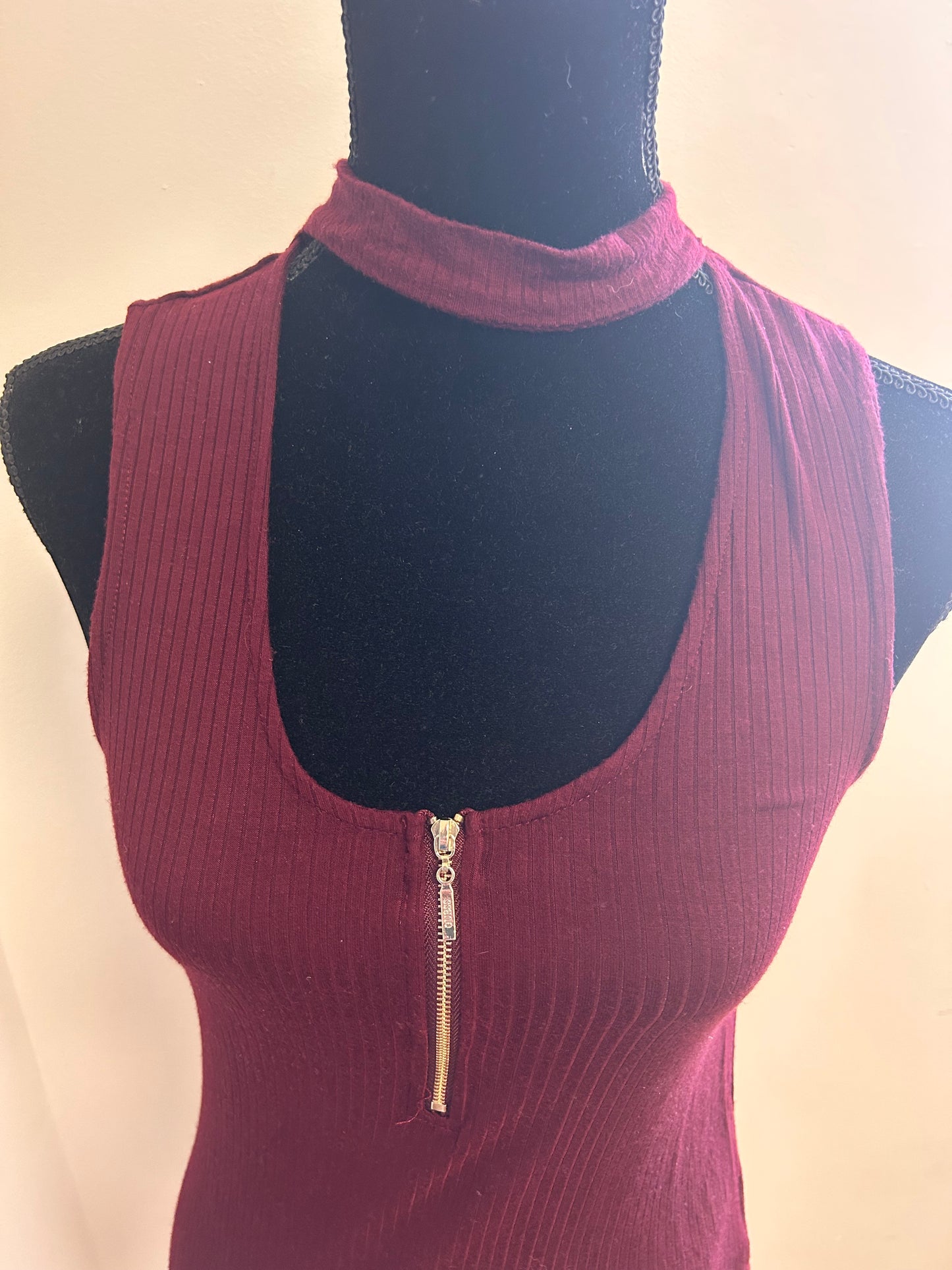 Guess medium burgundy ribbed high neck cutout tank blouse