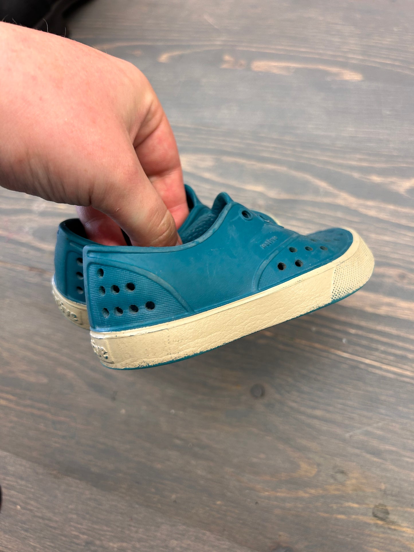 Native toddler 7 blue shoes