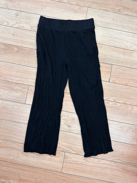 Republic large black ribbed capris