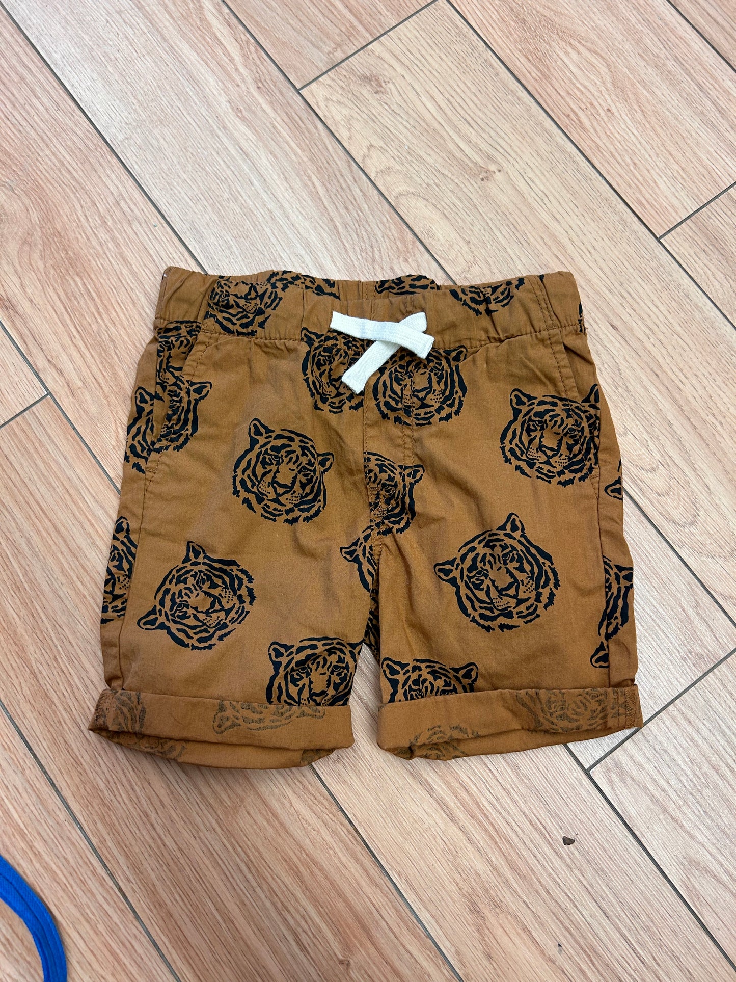 H&M 3/4t brown tiger shorts