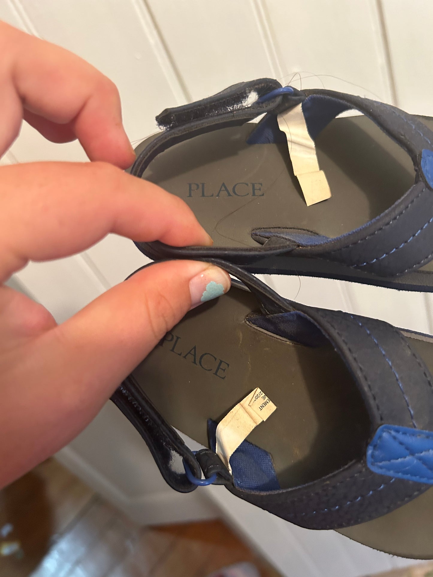 The children’s place 6/7 grey & blue flip flops
