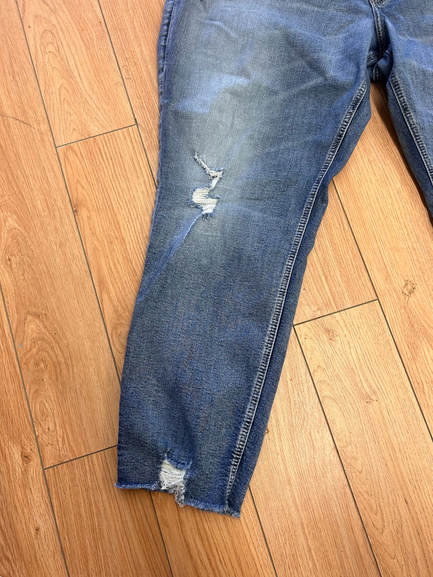 Silver jeans 24 SAM light wash distressed jeans