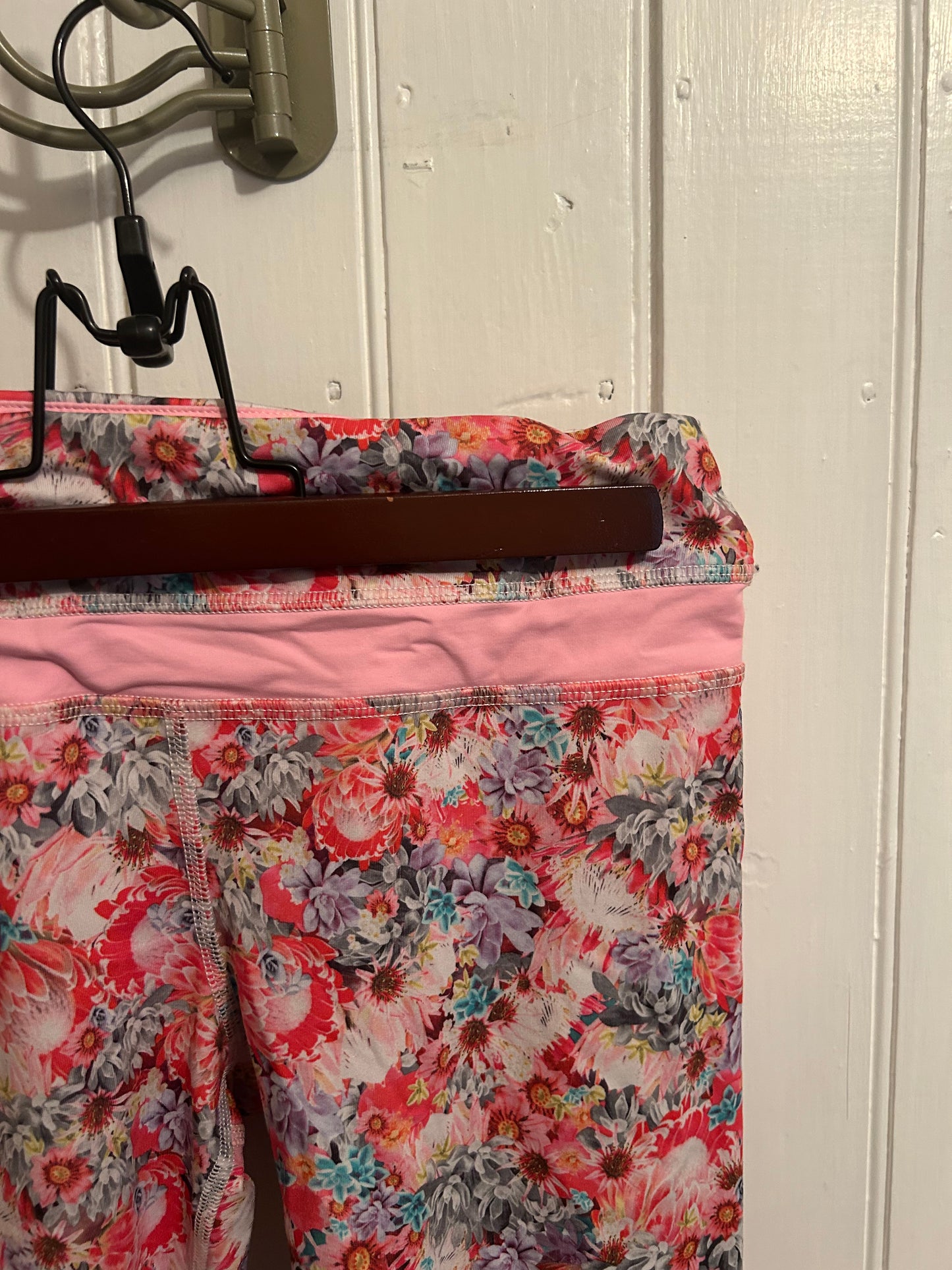 Lululemon 6 pink floral capris leggings