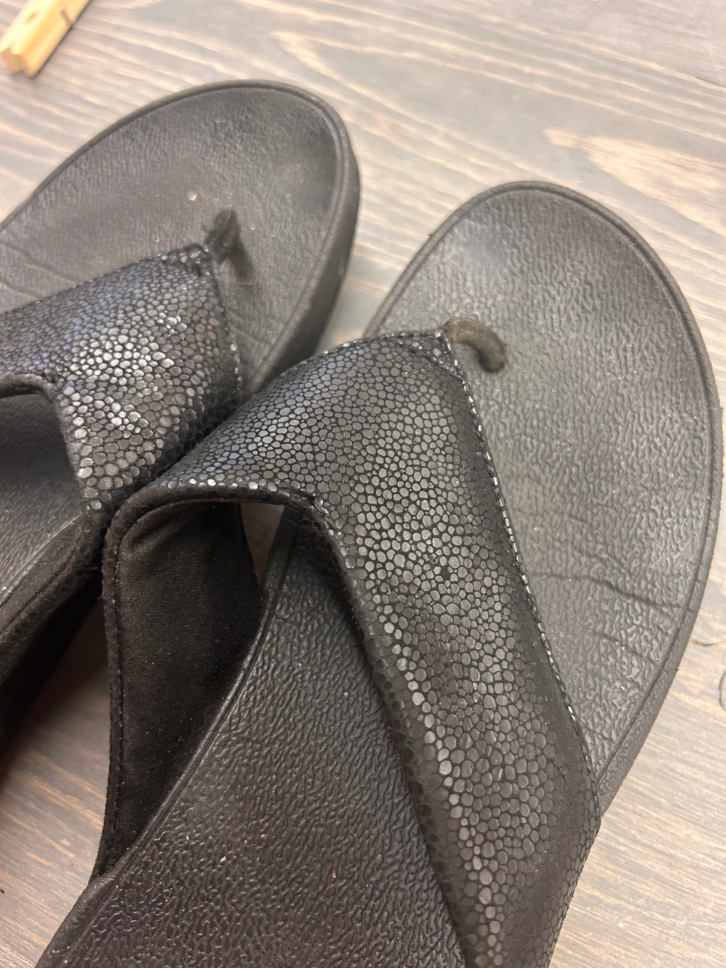 Fitflop Size 6 black pleather flip flops