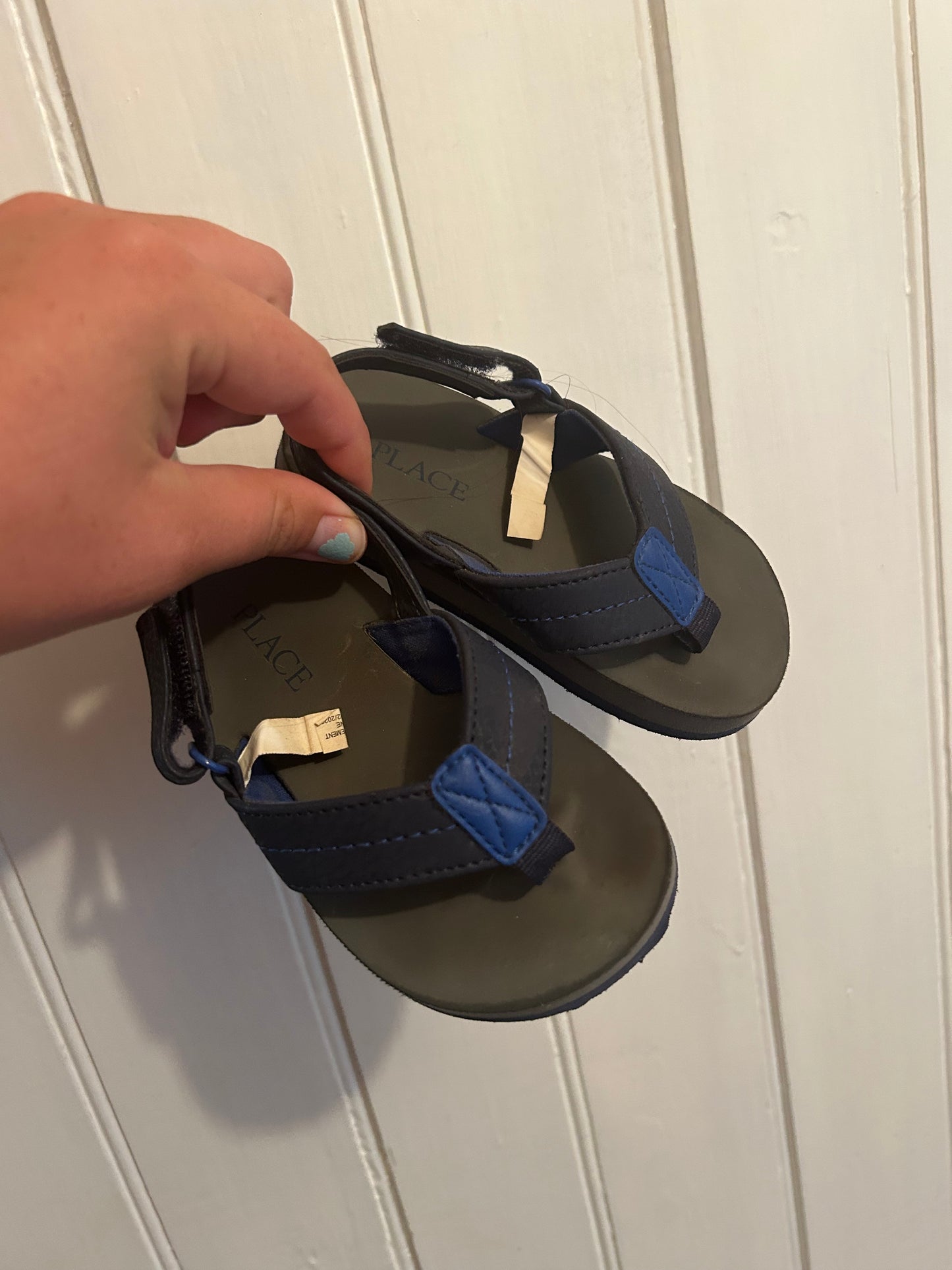 The children’s place 6/7 grey & blue flip flops