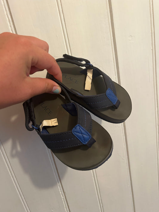 The children’s place 6/7 grey & blue flip flops