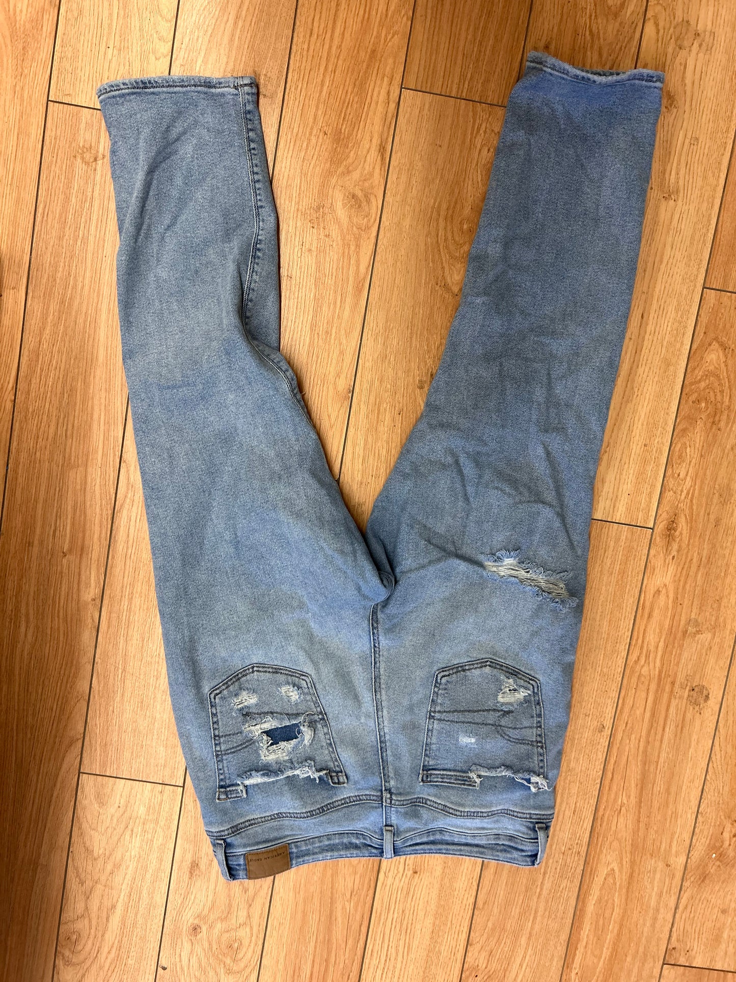 American eagle 10 SHORT light wash distressed mom jeans