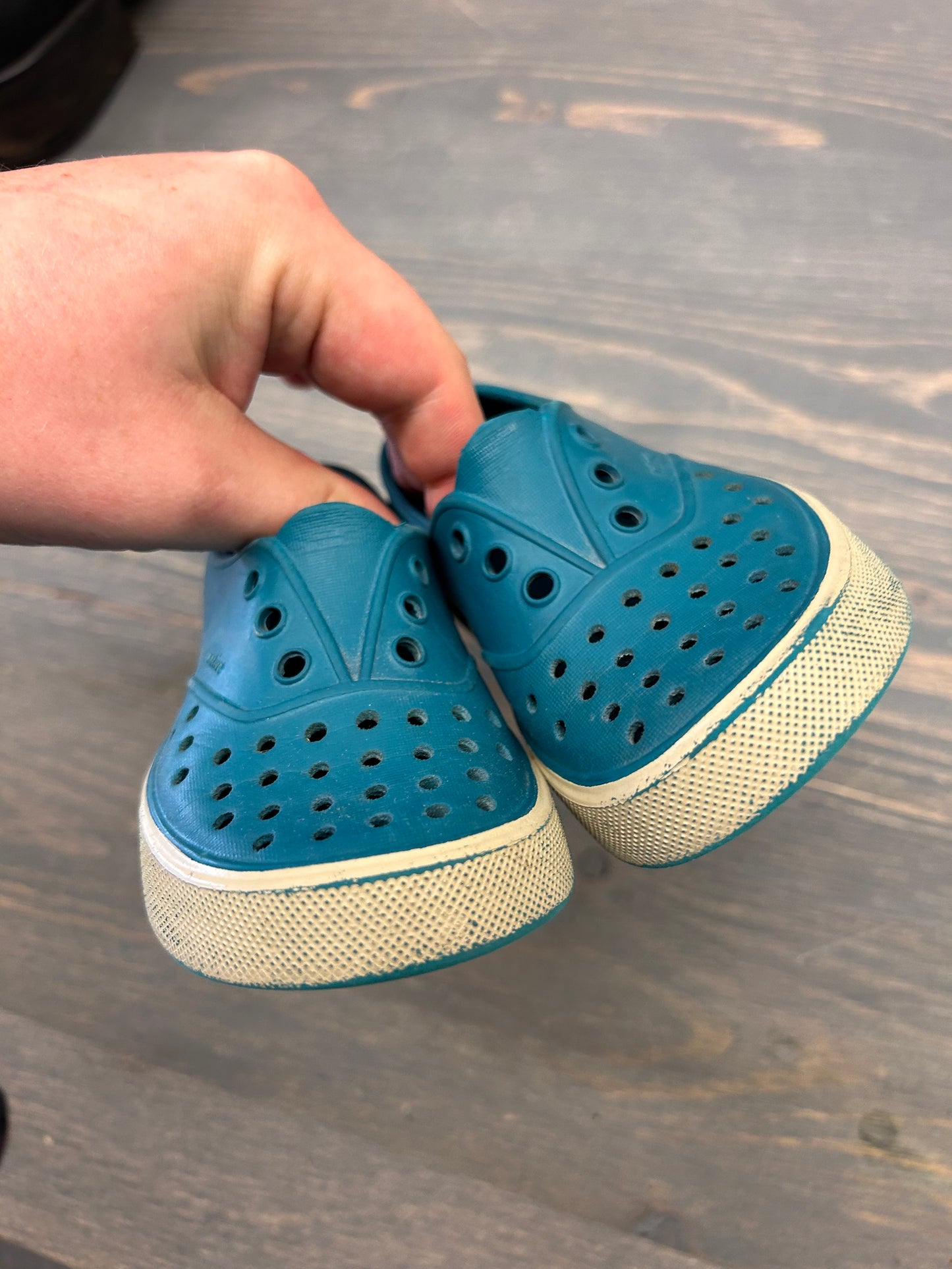 Native toddler 7 blue shoes