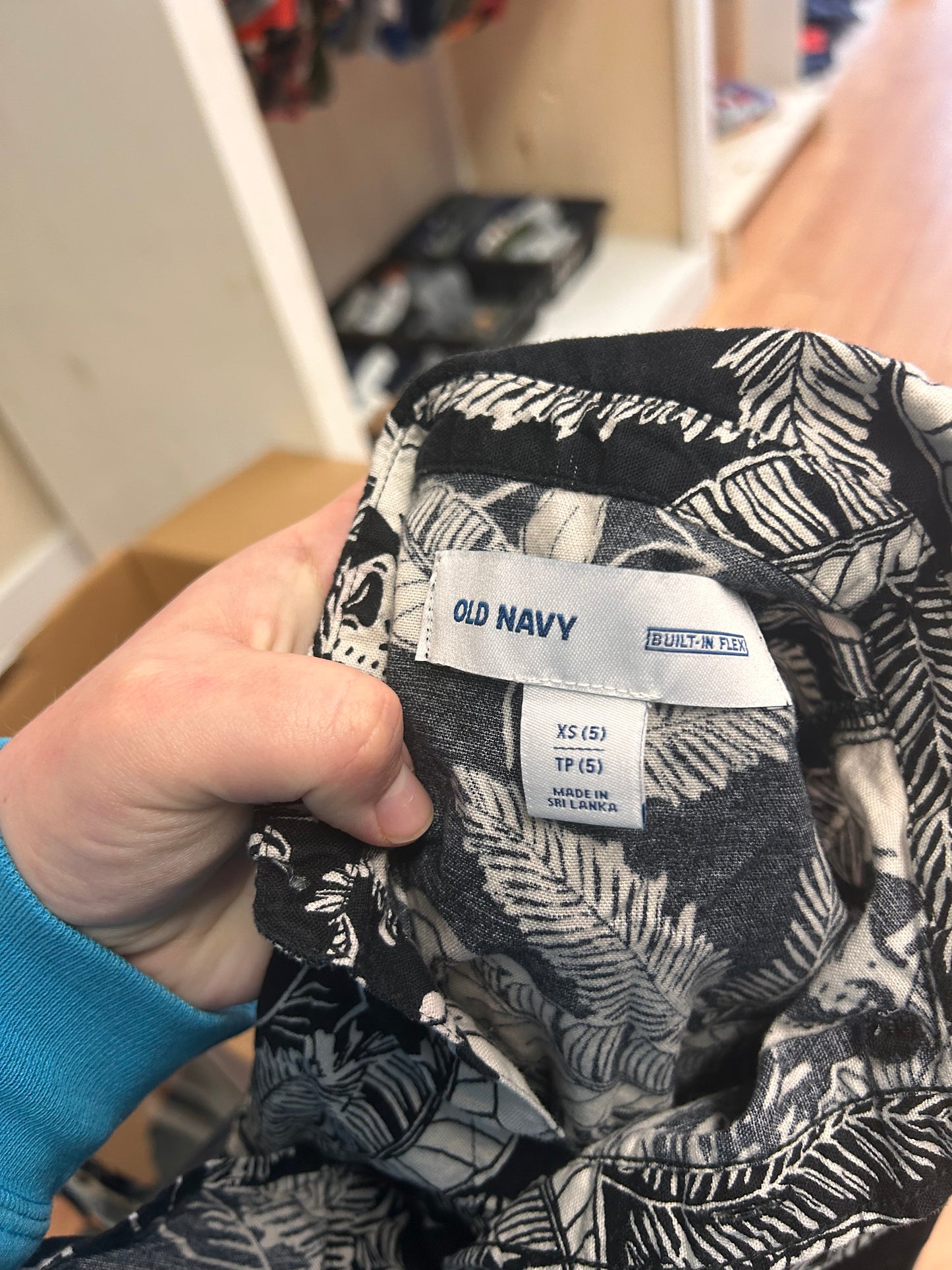 Old navy 5 black & white leaf print button up