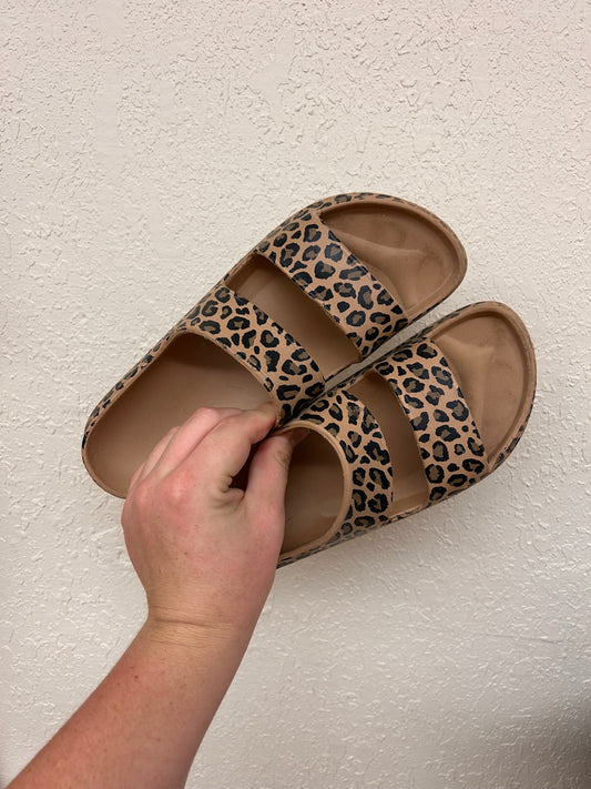 Old navy 8 cheetah slides