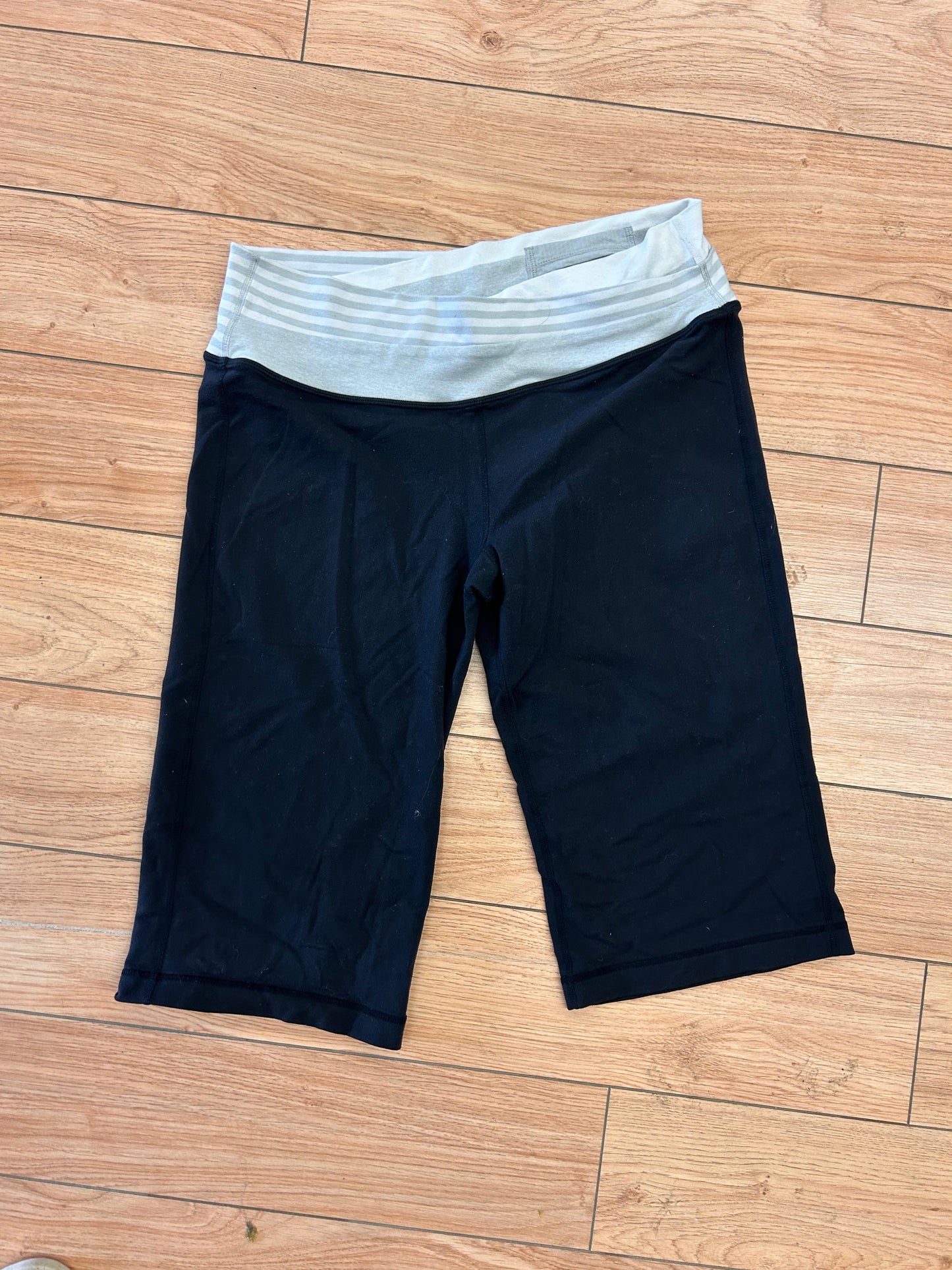 Lululemon 10 black knee length bike shorts