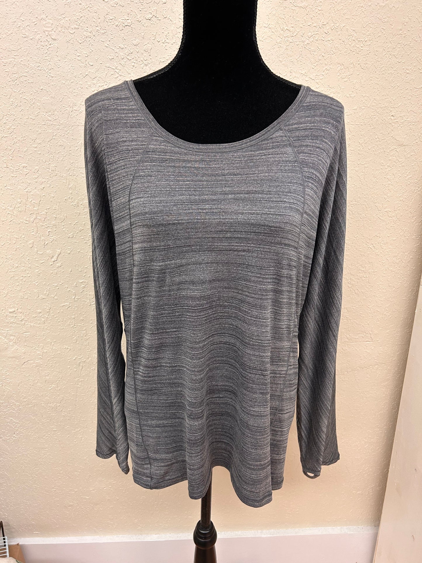 Lululemon 10 grey long sleeve shirt