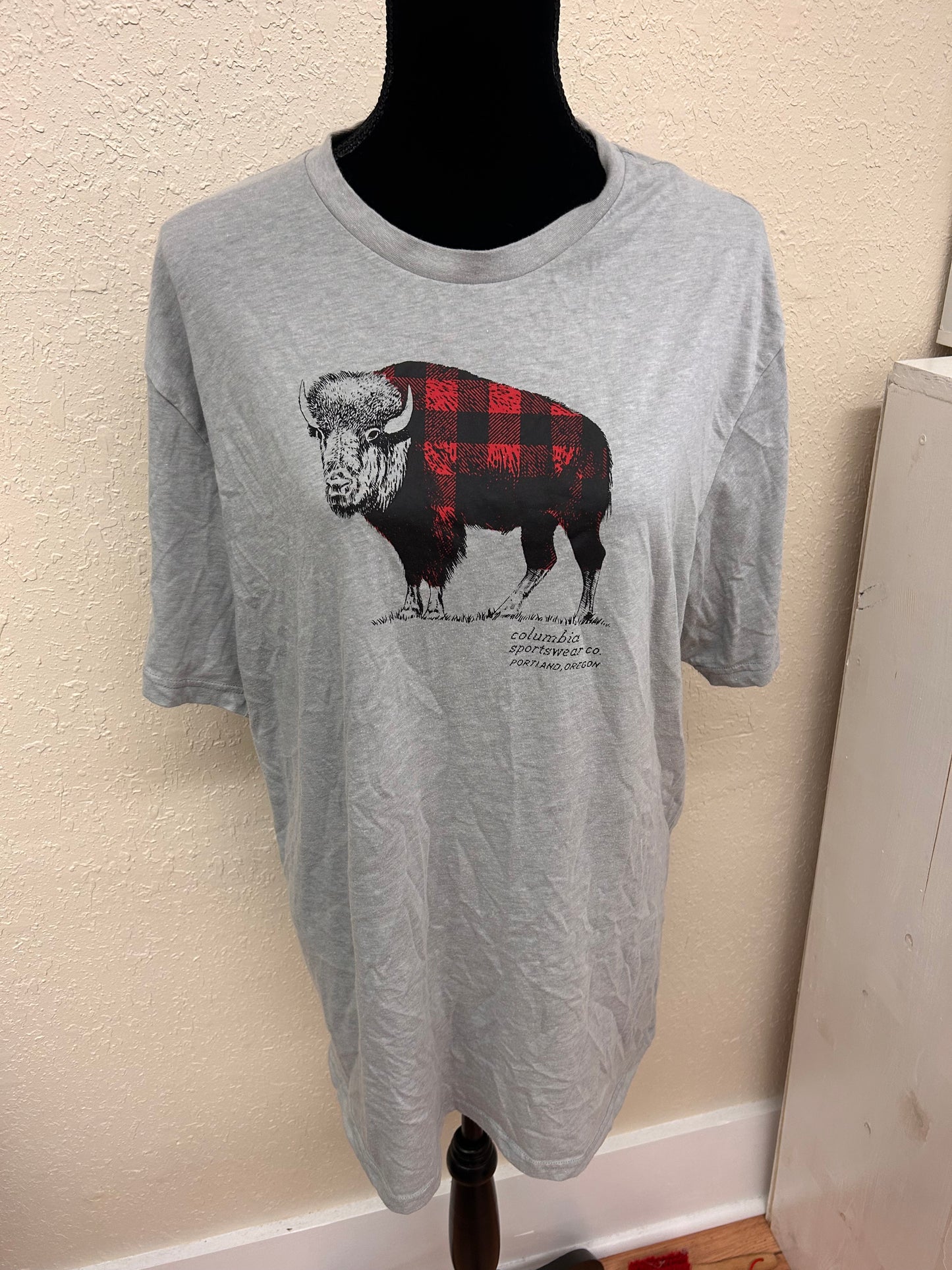 Columbia Xxl gingham Buffalo graphic T-shirt