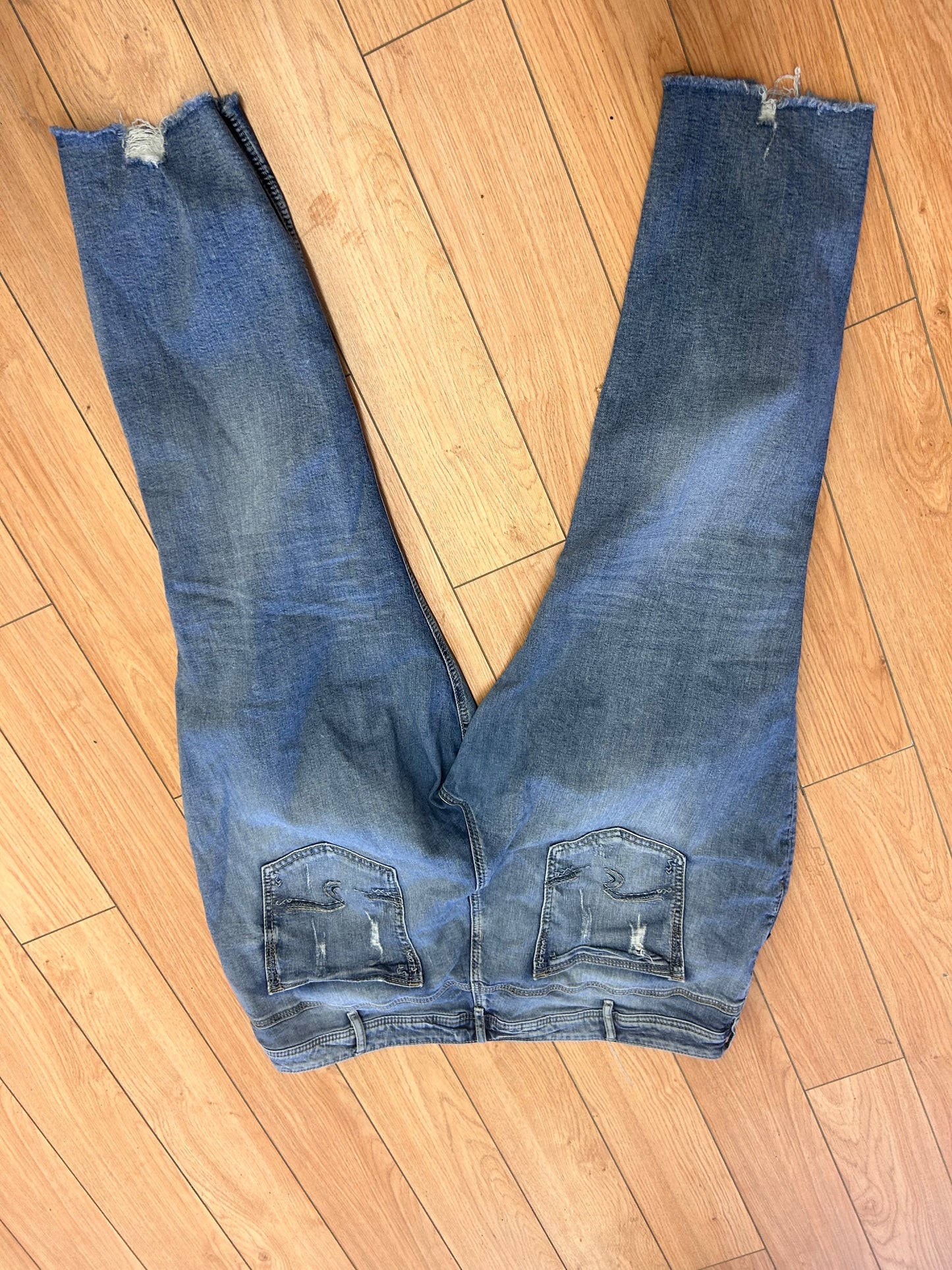 Silver jeans 24 SAM light wash distressed jeans