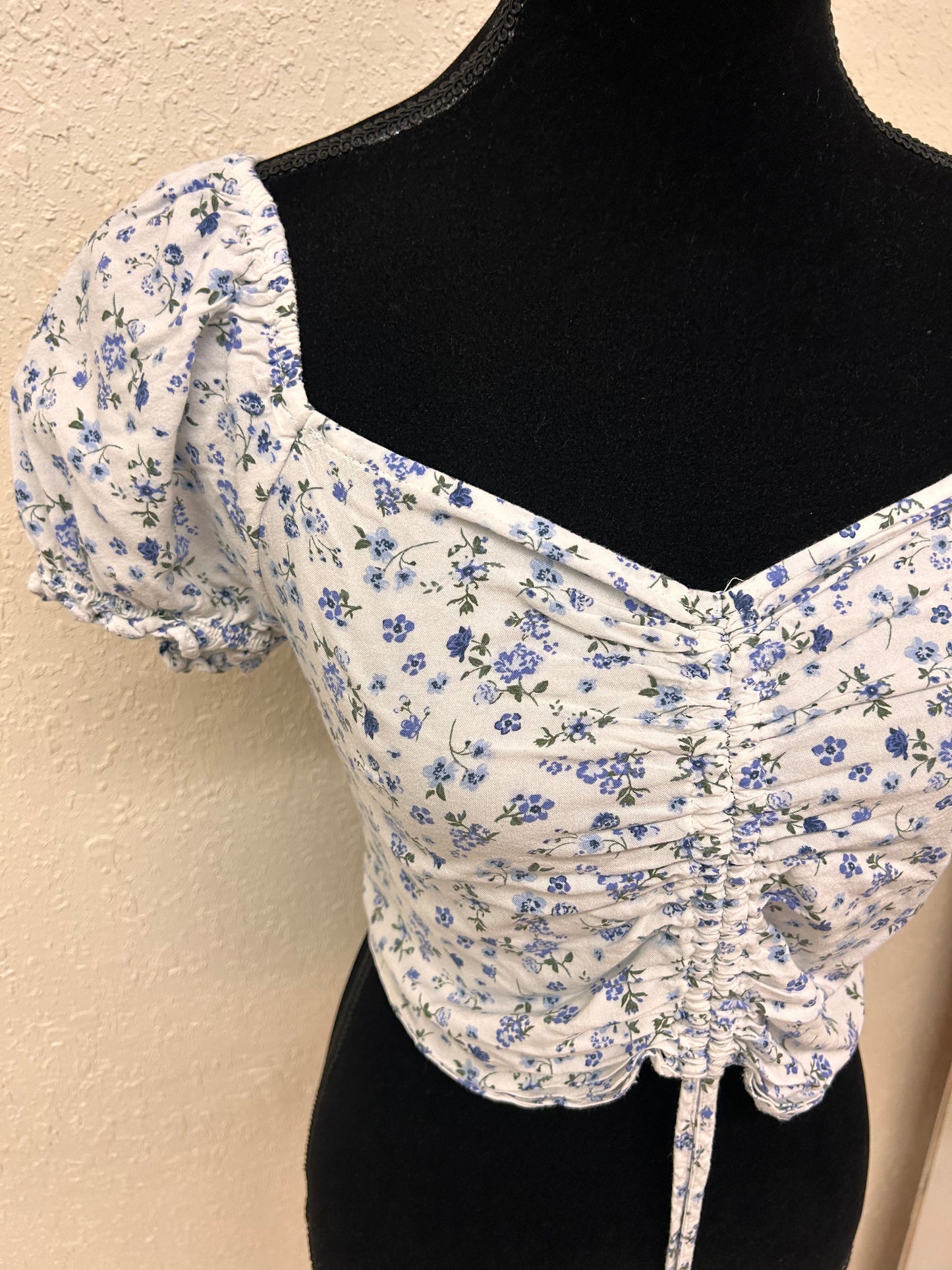 Bluenotes large blue floral crop blouse