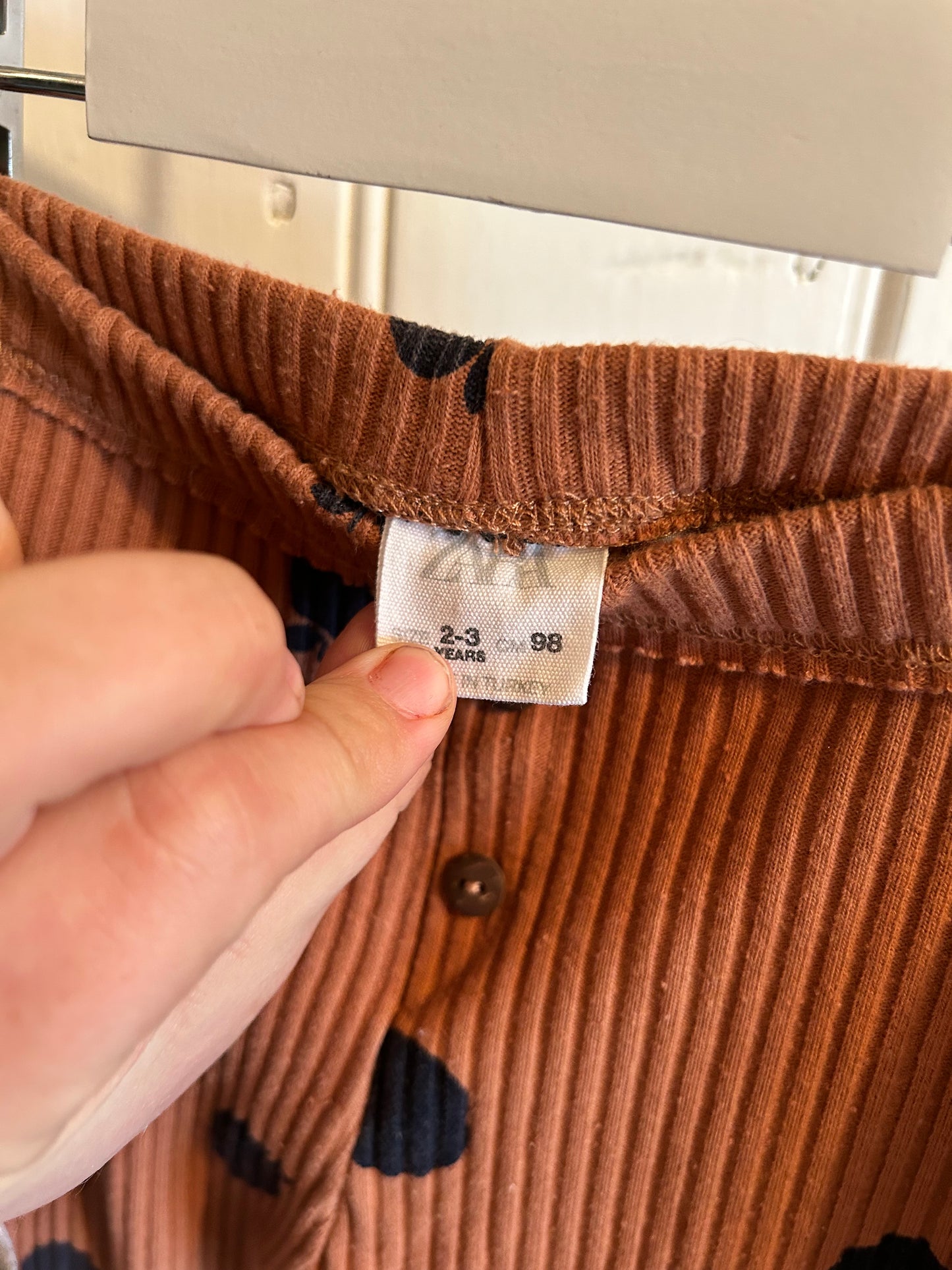 Zara 2/3t brown & black apple ribbed leggings