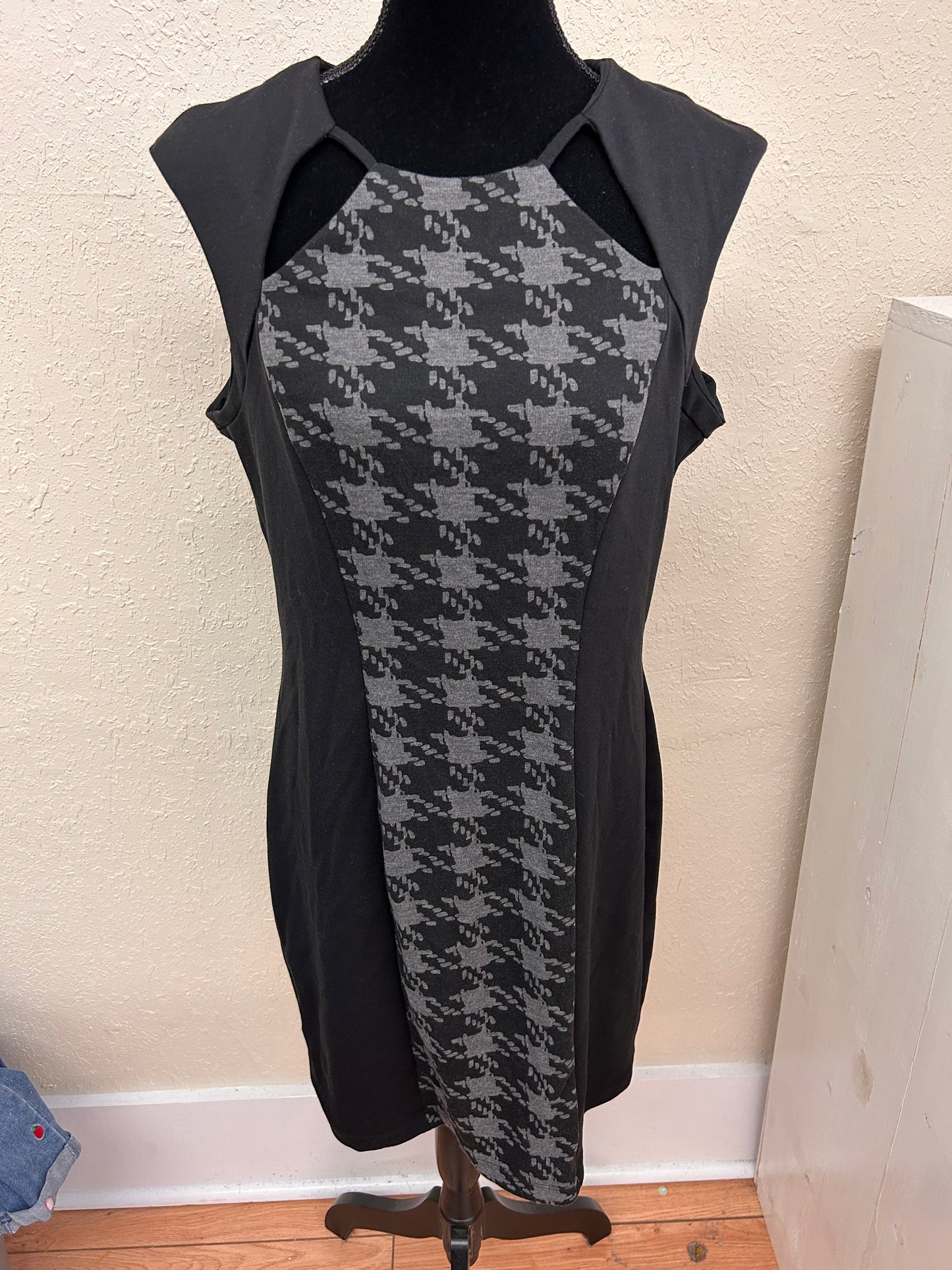 Lori Michaels large grey houndstooth dress