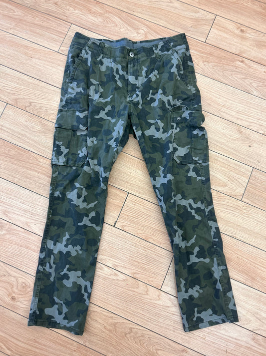 Denver Hayes women’s 34 green camo cargo straight leg jeans