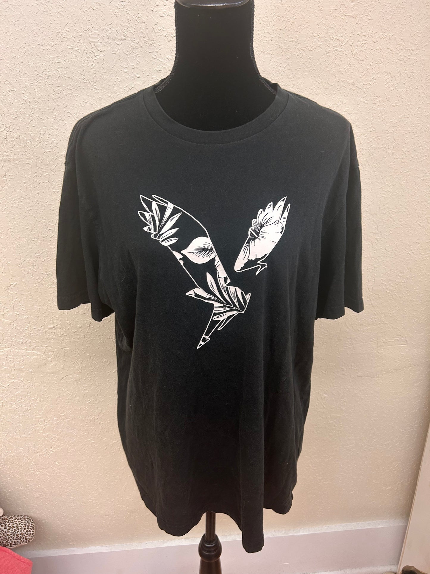 American eagle xl black bird graphic T-shirt