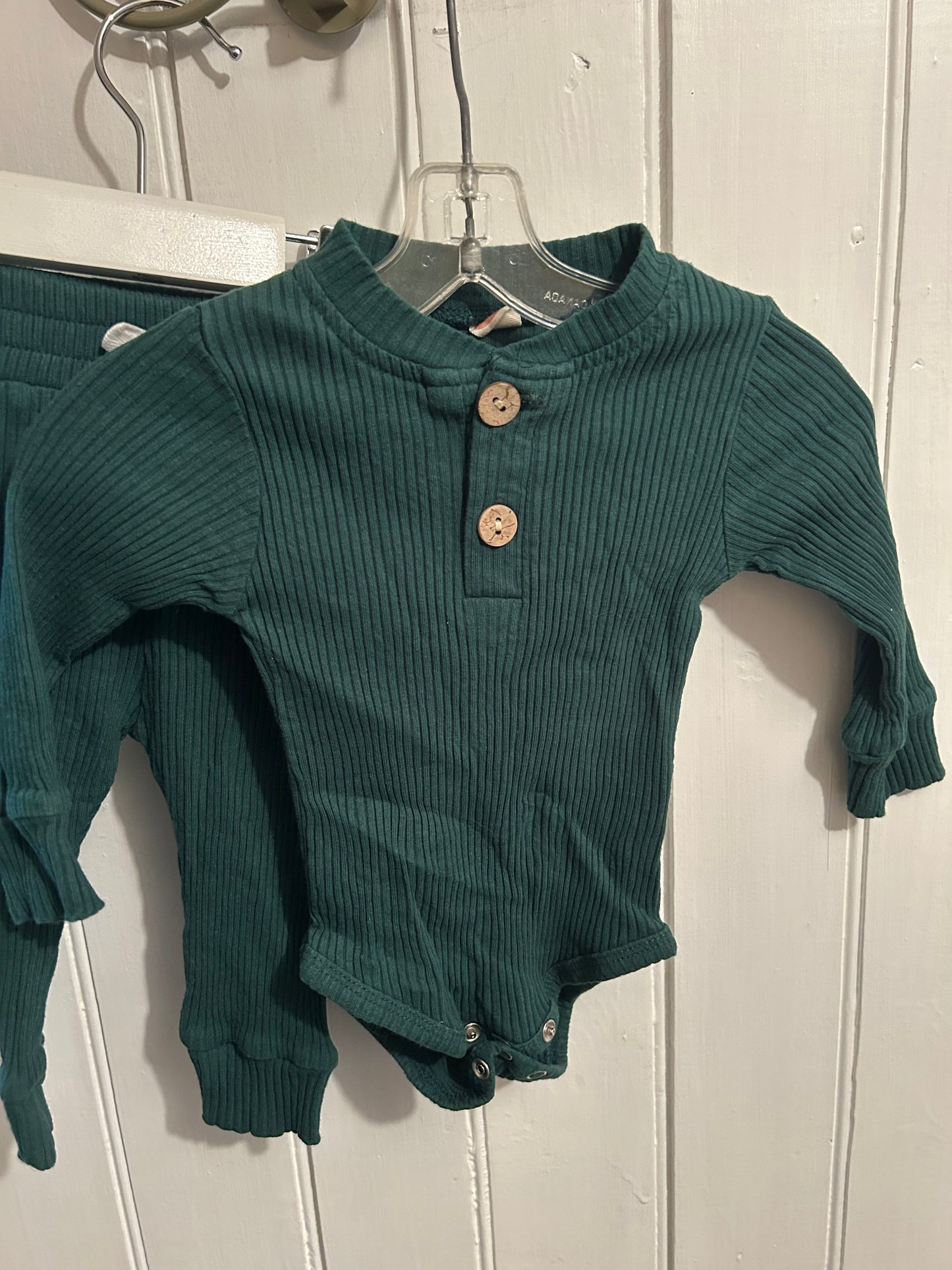 6/9m green ribbed onesie & pants set