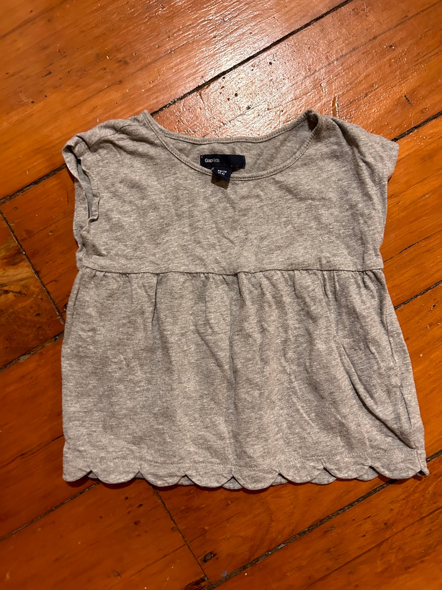 Gap 4/5 grey scalloped hem top