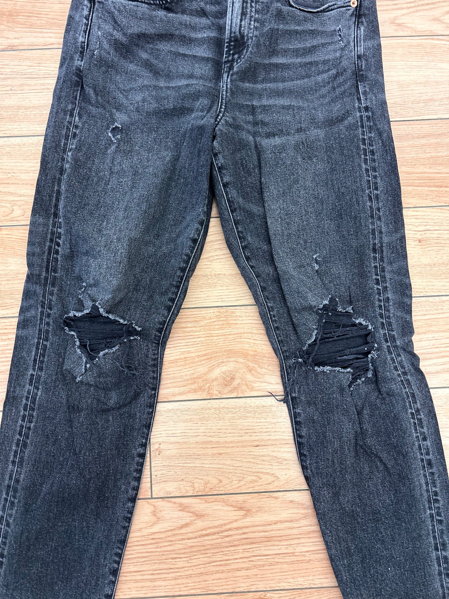 American eagle AE77 10 black distressed knee mom jeans