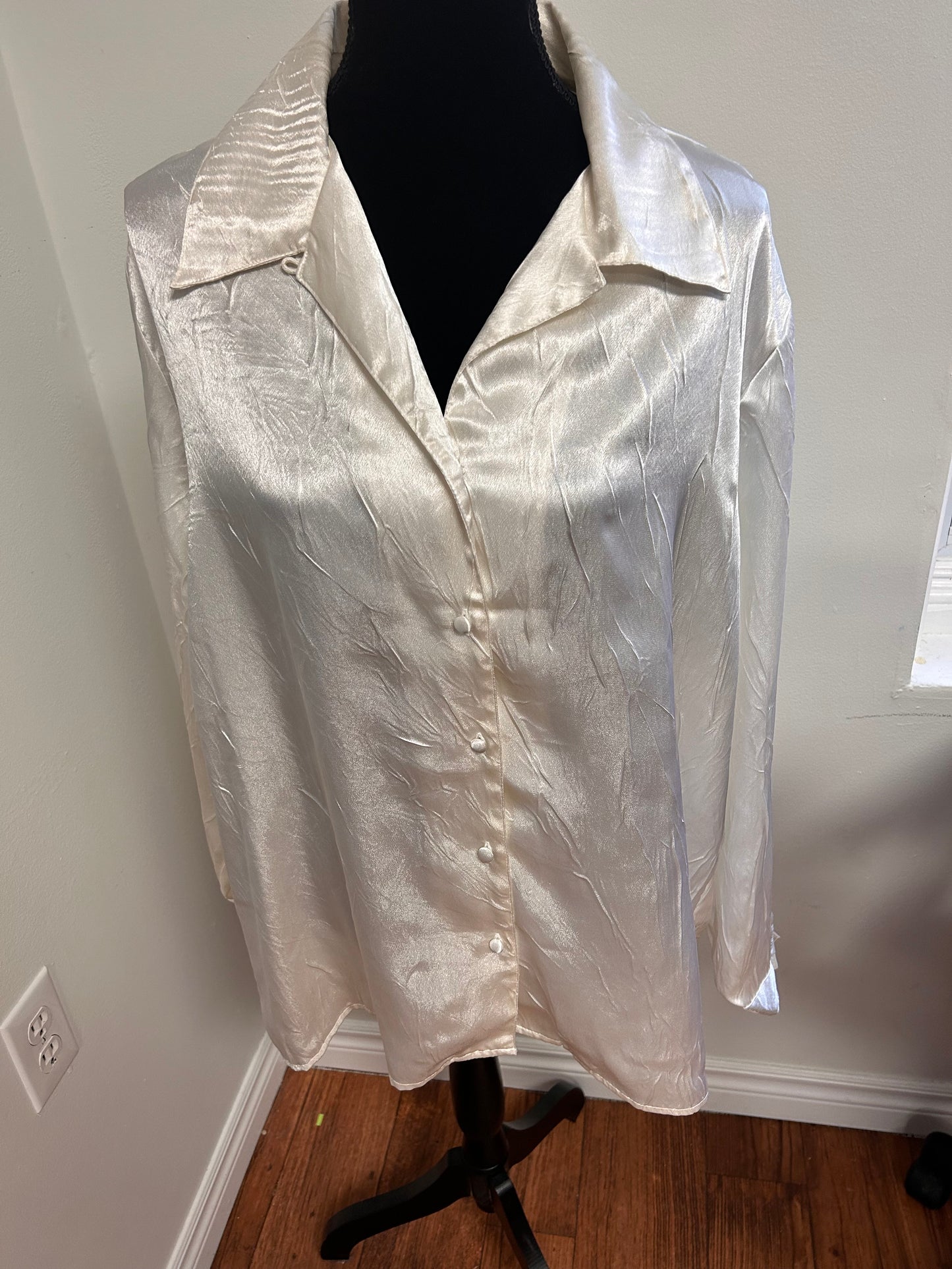 Vintage traditions 22w white silk button up shirt