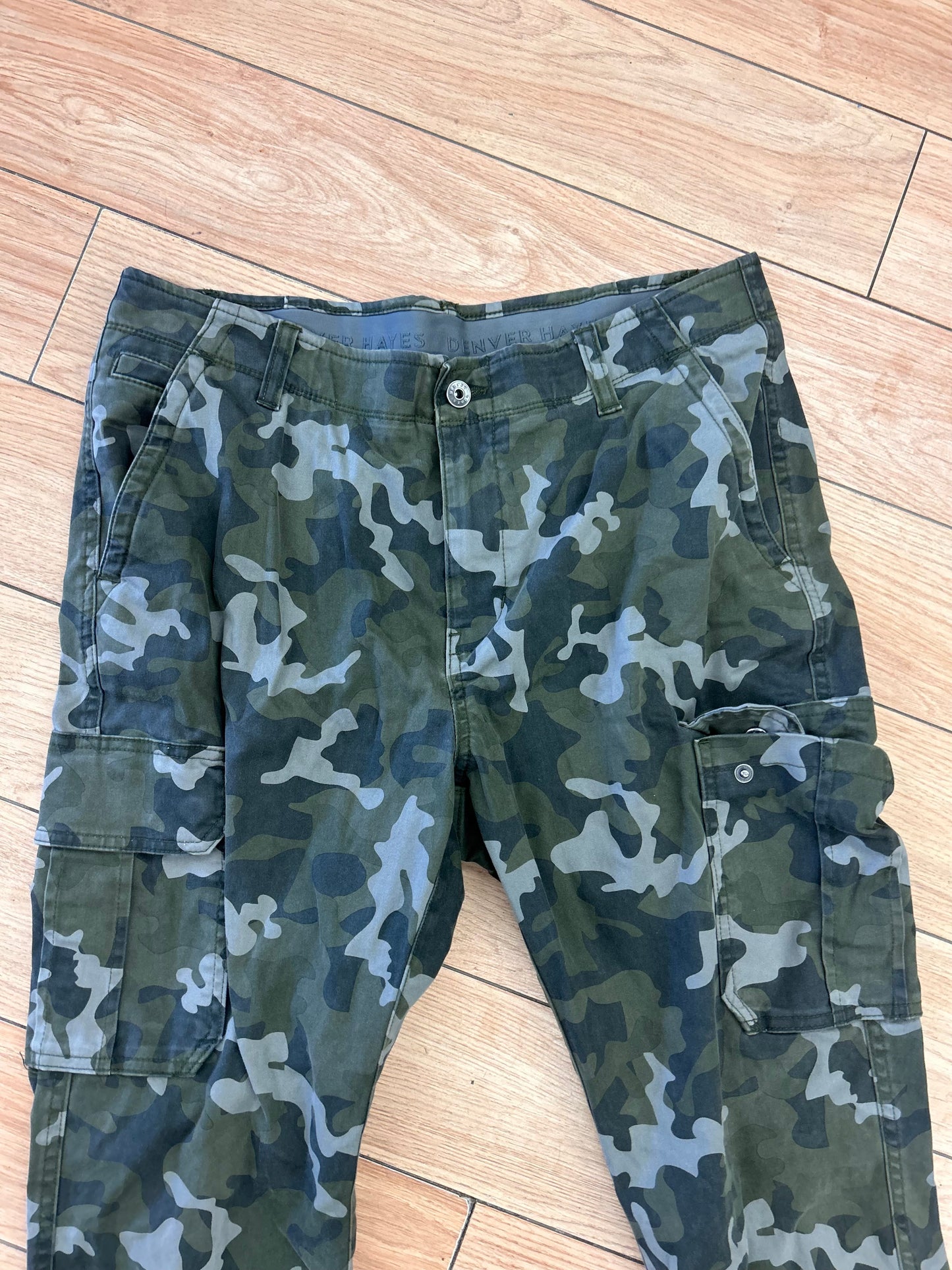 Denver Hayes women’s 34 green camo cargo straight leg jeans