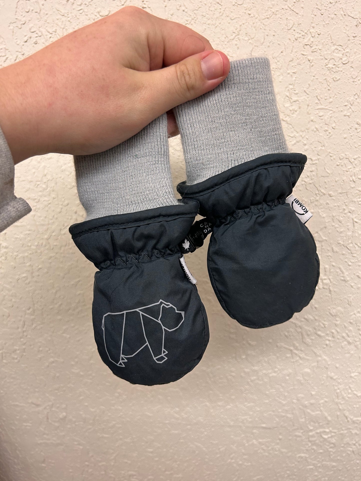 Kombi infant black winter mittens