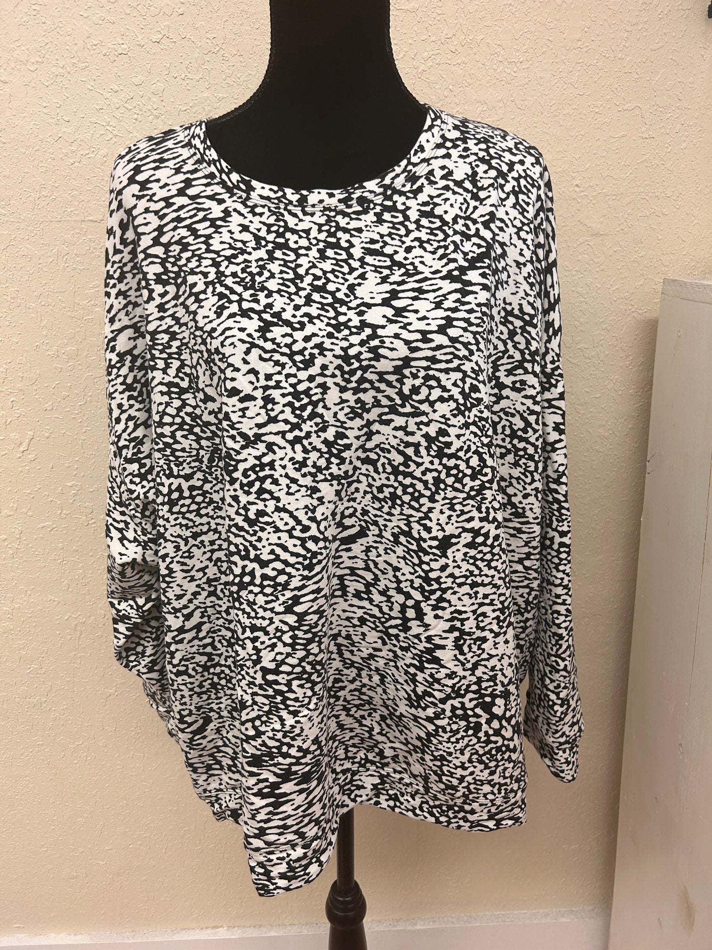 Athleta 3x black & white sweater