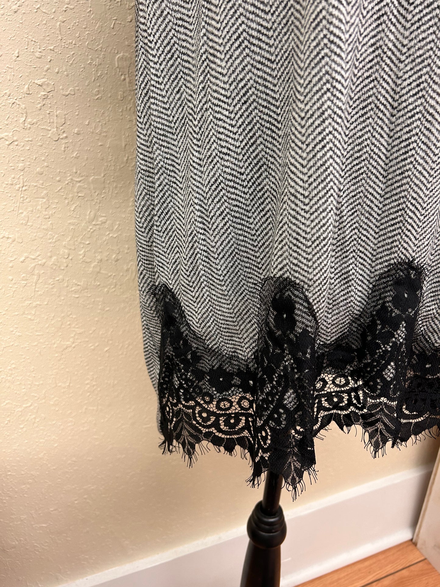 Maurcies 2x black & white chevron lace blouse